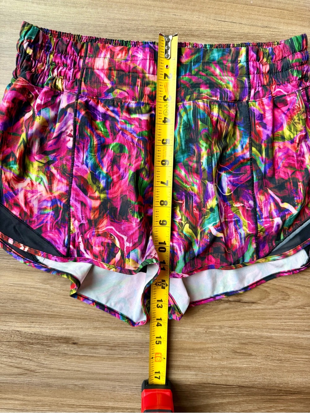 NWOT Lululemon Hotty Hot High-Rise Shorts 8 - Picture 4 of 8